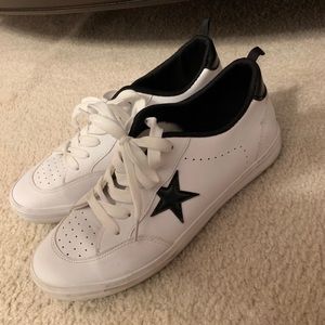 In great condition tennis shoe